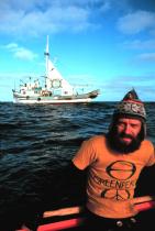 Greenpeace-Aktivist Bob (Robert) Hunter mit Mütze vor der Phyllis Cormack, Nordpazifik.