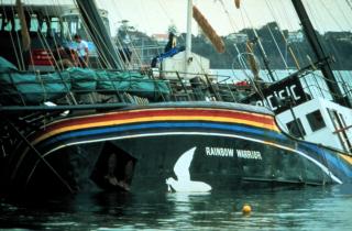11. Juli 1985: Die Rainbow Warrior liegt nach der Bombardierung durch französische Geheimdienstagenten in der Marsden Wharf im Hafen von Auckland/Neuseeland. 
