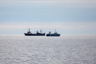 Auf ihrer Tour zur Erfoschung des Meeresbodes um Spitzbergen sichtet Greenpeace zwei Fischereifahrzeuge unter russischer Flagge beim Schleppnetzfang im Nordpolarmeer.