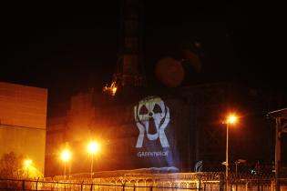 Greenpeace-Aktivist:innen projizieren das Nuklearsymbol an die Wand des Sarkophags von Tschornobyl, genau zur gleichen Stunde, 25 Jahre nach der Explosion.