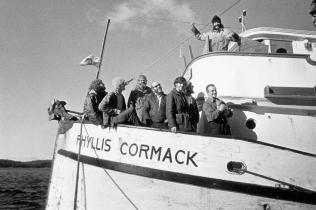 Einige der Crewmitglieder am Bug der Phyllis Cormack auf der Reise von Vancouver nach Amchitka 1971. 