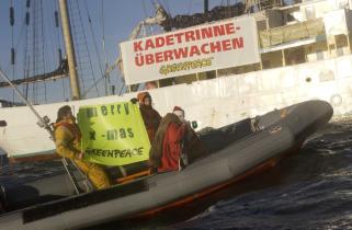 Greenpeace-Schlauchboot mit Weihnachtsmann - "Frohe Weihnachten" während einer Beobachtung der Kadetrinne mit dem Greenpeace-Schiff "Sunthorice".