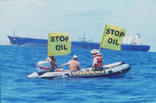 Greenpeace Aktivist:innen warnen vor der Zerstörung der Meeresökosysteme durch den zunehmenden Tourismus  der Ölförderung in Meeresriffen (06/1998).