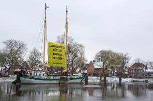 Greenpeace protestiert mit der Beluga II in Hitzacker (Wendland) gegen die Erkundung des Salzstockes in Gorleben als Atomendlager. Auf dem Banner steht: "Atomminister Roettgen, raus aus Gorleben!".