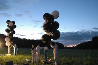 Greenpeace-Aktivist:innen bereiten eine Traube mit 800 Luftballons für eine Protestaktion über der Autobahn in Maschen vor. 