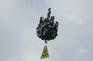 Greenpeace protestiert mit 800 Ballons - einem Clusterballon - über der Autobahn in Maschen. 