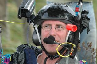 Mike Howard, Pilot des Clusterballons