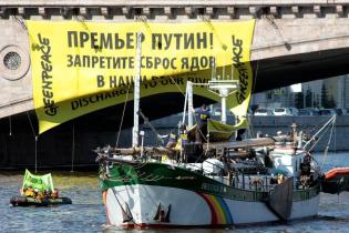 Beluga-Aktion gegen die Verschmutzung der russischen Flüsse in Moskau