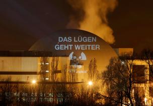 Projektion auf das Kernkraftwerk Neckarwestheim: "Das Lügen geht weiter".