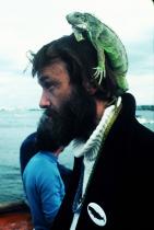 Bob Hunter mit dem Leguan Fido auf dem Kopf während der Anti-Walfang-Kampagne 1976.