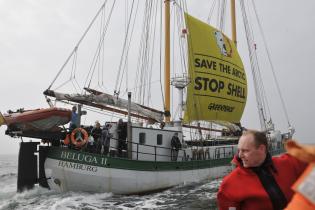 Greenpeace-Aktivisten protestierten an Bord der Beluga II gegen das von Shell gecharterte Schiff „Nordica“. Der Grund: Shell wollte nun auch in der Arktis nach Öl bohren. Auf dem Banner steht:"Save the Arctic ! Stop Shell".