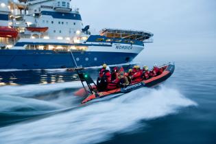 Ein Greenpeace-Zodiac fängt den finnischen Eisbrecher "Nordica" in der Ostsee vor Rügen ab, um zu verhindern, dass das Schiff zu Shells arktischem Ölbohrprojekt im Norden Alaskas fährt (2012).