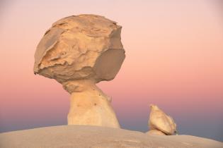 Wüste in Ägypten mit Kalkstein-Skulpturen