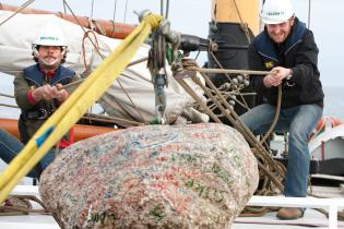Aktivisten des Greenpeace-Schiffs Beluga lassen 3 Seemeilen vor der Küste Kolbergs (Polen) schwere Felsbrocken auf den Meeresboden, um dort illegale Fischfangpraktiken zu verhindern.