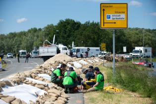Greenpeace hilft bei der Elbeflut 2013 mit Sandsäcken und Schlauchbooten