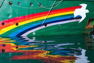 Das Greenpeace-Schiff "MY Arctic Sunrise" spiegelt sich im Wasser.
