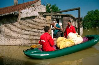 Flutopfer in Tschechien 1997: Greenpeace Mitarbeiter:innen helfen bei der Evakuaierung mit Booten.