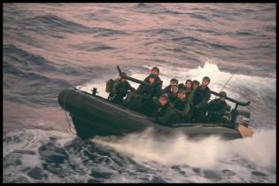 Französische Kommandos nähern sich der Rainbow Warrior II innerhalb der 12-Meilen-Sperrzone um das französische Atomtestgelände Moruroa. Das Greenpeace-Schiff ist aus Protest gegen einen bevorstehenden französischen Atomtest auf dem Atoll in die Sperrzone im Südpazifik eingelaufen (09/1995)