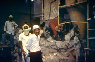 1995 - indische Arbeiter mit Giftmüll in Bhopal
