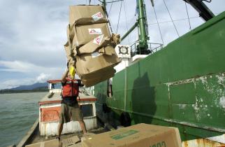 Das Greenpeace-Flaggschiff Rainbow Warrior II entlädt Hilfsgüter für die Organisation "Ärzte ohne Grenzen" (MSF) in Indonesien