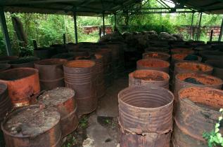 Verrottende Fässer mit Rückständen des giftigen Schädlingsbekämpfungsmittels Sevin in der verlassenen Union Carbide-Fabrik in Bhopal. (Doku 1999)