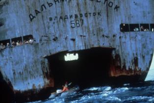 Bearing Witness unter Lebensgefahr: Greenpeace-Aktivist:innen im Schlauchboot am Heck des riesigen russischen Fabrikschiff Dalniy Vostok.   