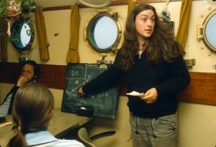 Monica Griefahn während der Aktion gegen die Chemikalienverklappung durch die Kronos auf der Nordsee. Erste Greenpeace Aktion 1980. 