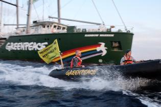 Aktivist:innen der Rainbow Warrior III protestieren im Naturschutzgebiet "Es Vedrà Islets" bei Ibiza, Spanien. Greenpeace prangert die Pläne der schottischen Ölfirma Cairn Energy an, vor der Insel Ibiza nach Öl zu bohren. (06/2014)