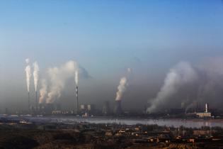Der Himmel ist mit Ruß bedeckt. Der Gelbe Fluss fließt leise zwischen den Industrieparks entlang.
