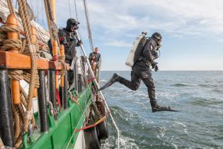 Greenpeace Aktivist:innen und Taucher der Niederländischen Organisation Ghost Fishing bergen ein Geisternetz in der Nähe der Nordsee-Insel Borkum.