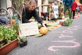 Mit Rollrasen und Gartenmöbeln fordern Greenpeace Aktivist:innen am Internationalen "Park(ing) Day" in Göttingen eine Verkehrswende.