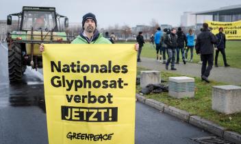 Aktion für ein bundesweites Glyphosat-Verbot in Berlin. Die Umweltschützer:innen versprühen Placebo-Glyphosat (Wasser) vor dem Reichstag in Berlin.