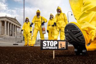 Greenpeace-Aktivisten protestieren vor dem österreichischen Parlament und fordern ein nationales Verbot des krebserregenden Unkrautvernichters Glyphosat. Auf dem Transparent steht "Stop Glyphosate" in englischer und deutscher Sprache.