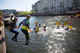 Greenpeace-Jugend schwimmt in Berlin für den Klimaschutz