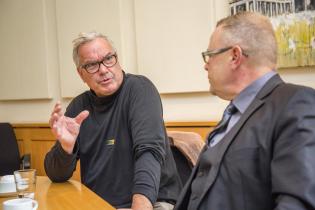 Greenpeace Aktivist:innen und Antarktis-Botschafter Stefan Gwildis überreichen eine Petition  an Staatssekretär Michael Stübgen vom Landwirtschaftsministerium