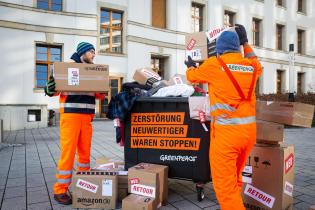 Übergabe einer Petition gegen Neuwarezerstörung an Staatssekretär Jochen Flasbarth in Berlin
