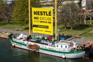 Das Greenpeace Schiff Beluga II bietet eine Open Boat Veranstaltung zu Plastik und Mikroplastik an. Wie stark Main und Rhein durch Plastik verschmutzt sind, untersuchen Greenpeace-Aktivisten an Bord der Beluga II. Auf dem Banner zwischen den Masten steht:"Nestleé no Excuse, stop single use!" Greenpeace fordert von Nestlé den Verzicht auf Einmal-Verpackungen aus Plastik.