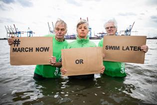  #march now or swim later: Team50plus Aktivist:innen mobilisieren hüfthoch in der Elbe im Hamburger Hafen für die globale Fridays for Future Demonstration am 20. September 2019.