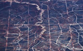 Zerstörung eines unberührten Torfwaldes in Papua durch neue Straßennetze. Auf den Fotos sind auch Lastkähne zu sehen, die Holzprodukte und Ölpalmen zum Hafen in Meruake bringen.