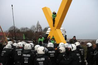 Polizei vor Greenpeace-Mahnwache in Lützerathth