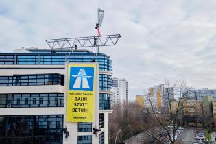 Aktive tauschen die SPD-Fahne mit einem Autobahnsymbol aus und hängen ein Transparent an die Fassade des Willy-Brandt-Hauses "Bahn statt Autobahn".