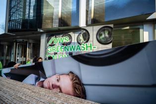 Greenpeace-Aktivisten gestalten DWS-Zentrale in Greenwashingsalon