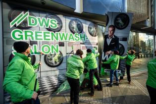Greenpeace verwandelt DWS-Zentrale in Greenwashingsalon
