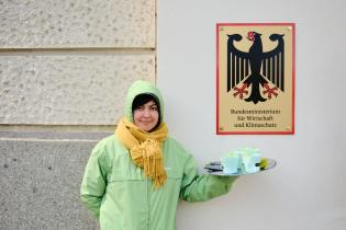 Greenpeace-Sprecherin Miryam Nadkarni protestiert gegen Pestizidbelastung in Limetten vor dem Wirtschaftsministerium