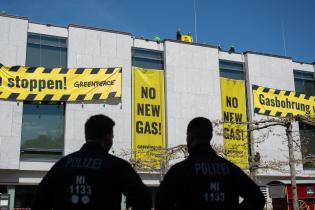 Protest gegen Gasbohrungen vor Borkum am Landtag von Niedersachsen