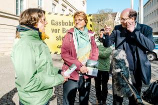Greenpeace mit Umweltminister Christian Meyer vor dem Landtag in Niedersachsen