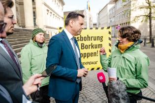 Greenpeace mit Wirtschaftsminister Olaf Lies vor dem Landtag in Niedersachsen