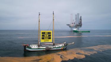 Greenpeace protestiert gegen die Errichtung einer Gasbohrplattform rund 35 Kilometer nordwestlich der ostfriesischen Insel Borkum. Das Greenpeace-Schiff Beluga II hat vor der Hubbohrinsel Valaris 123 ein Transparent mit der Aufschrift "NO NEW GAS" zwischen den Masten gehisst. 