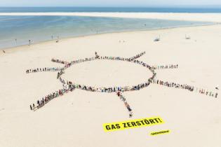 Etwa 400 Menschen bilden am Strand von Borkum eine große Sonne