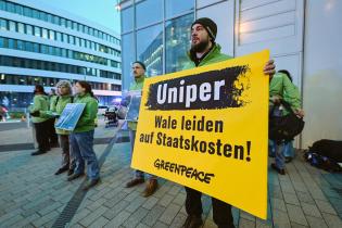 Protest at Uniper Headquarters in Düsseldorf
